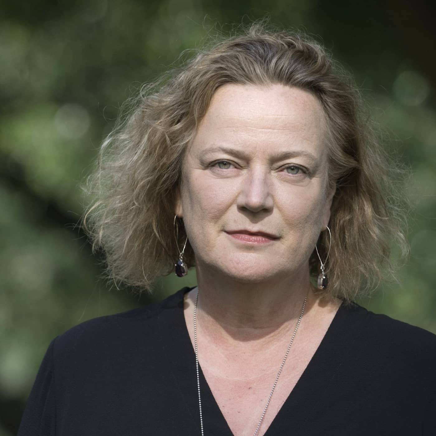 Lena K Samuelsson försvarar kritiserad Guillou-kolumn, alt-tech världen utmanar Google och Meta, Magnus Bard – den siste tidningstecknaren? artwork