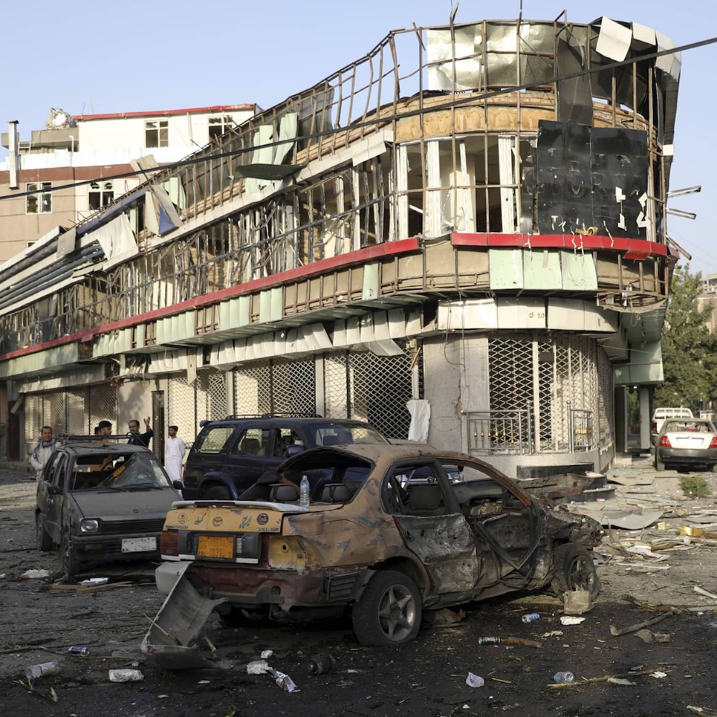 Svenska redaktioner överger Afghanistan när kriget återigen drabbar landet och journalister i Zimbabwe saknar lyxen att jobba hemifrån artwork