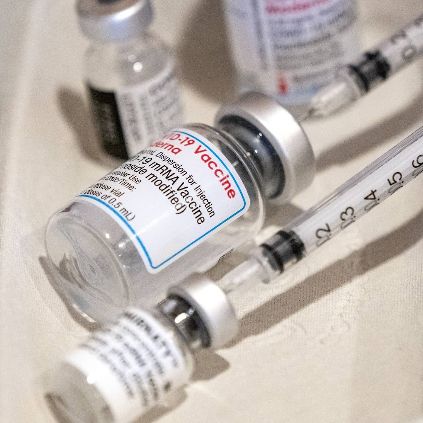 Pressetiskt problematiskt med prisad pojke, vaccin-rubriker krossade kommunchef, journalister "kanonmat" i Viaplay-dokumentär artwork