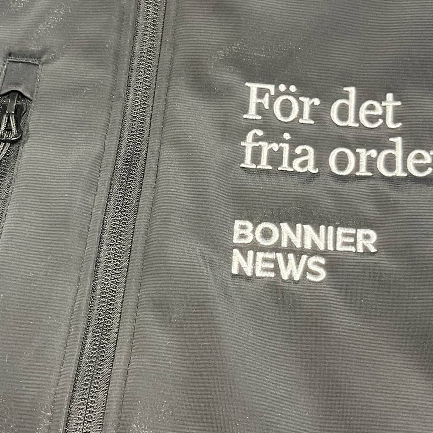 Kan inte uteslutas att fängslade journalister i Myanmar broderat "För det fria ordet" på tusentals medarbetarvästar från Bonnier News artwork