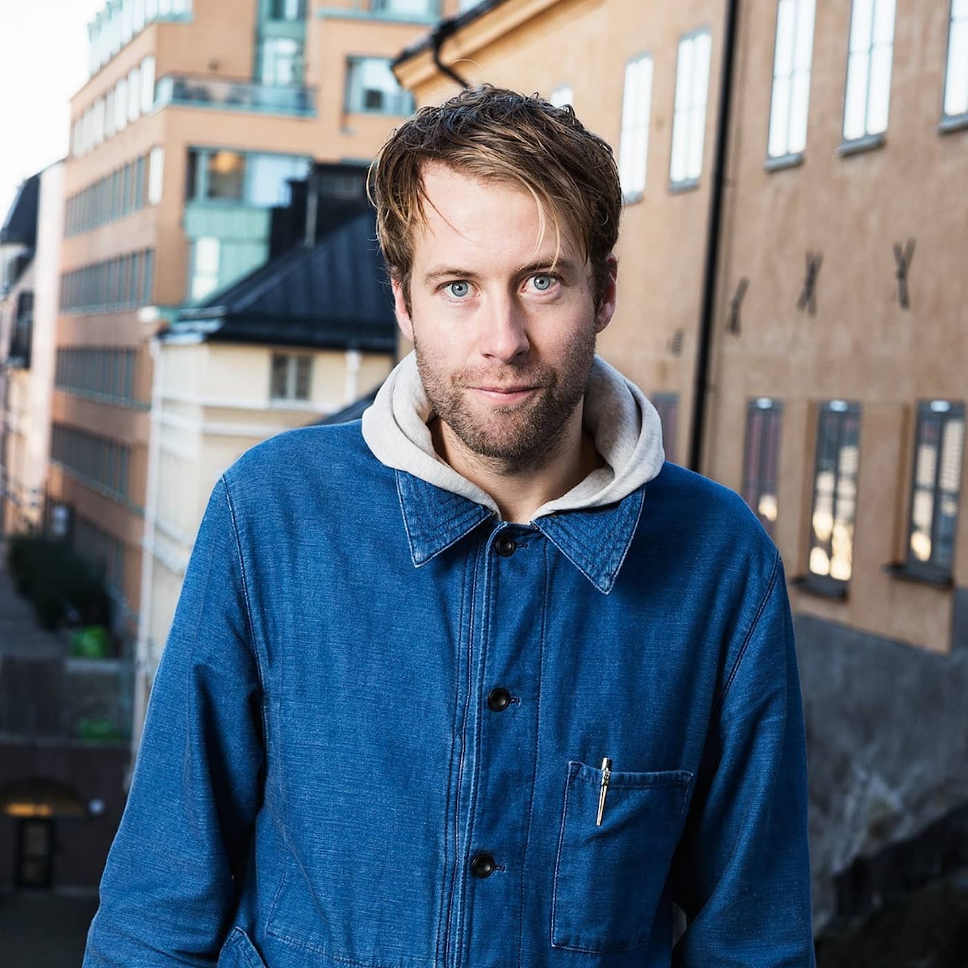 Julsäcken dekonstruerad, avslöjande UG-satir och Peter Fellmans lyxiga flykt från julstressen – Julklappar från Mediernas arkiv artwork
