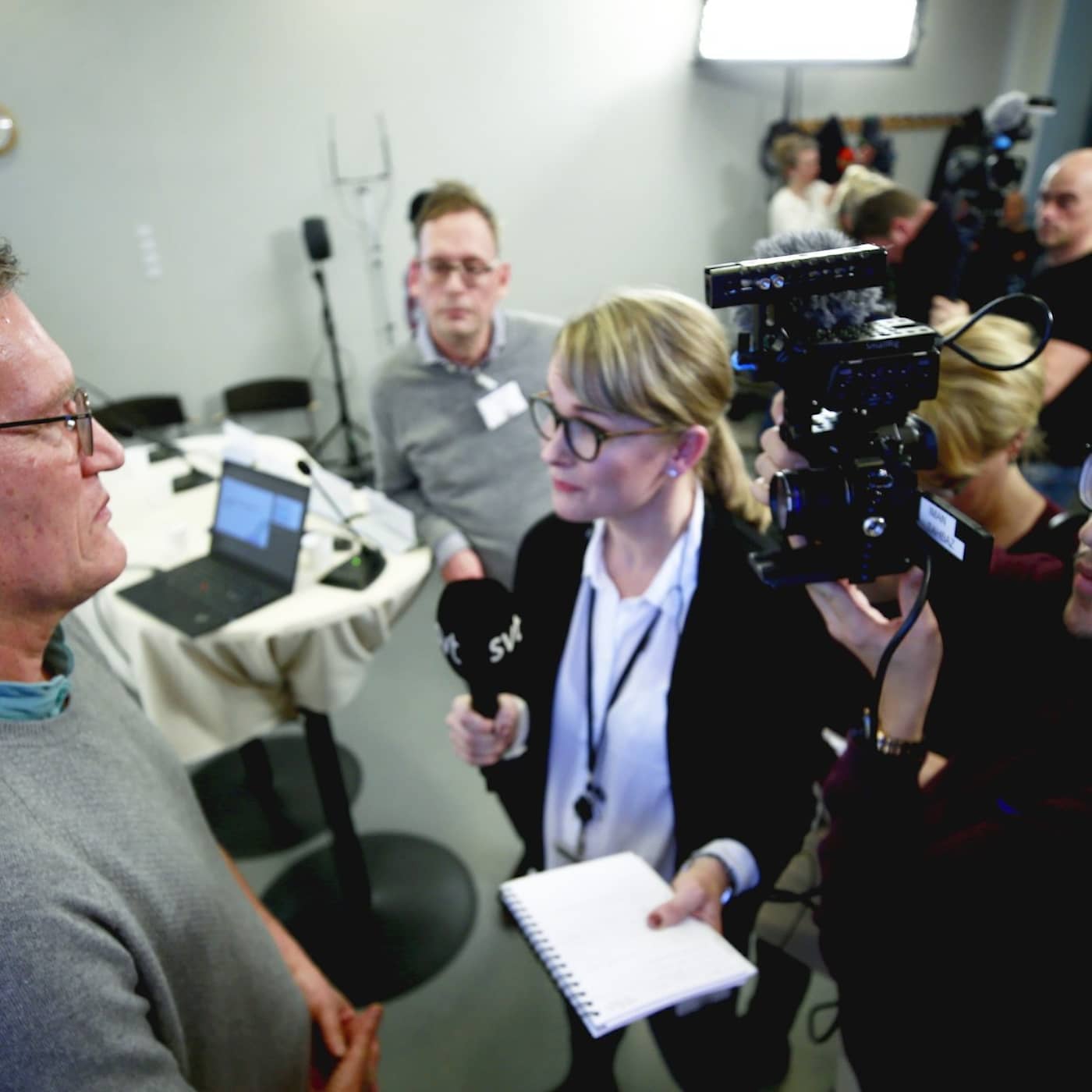 Kritisk balansgång i coronabevakningen, Guldbron är guldstory för medier och dramatisk annonskollaps artwork