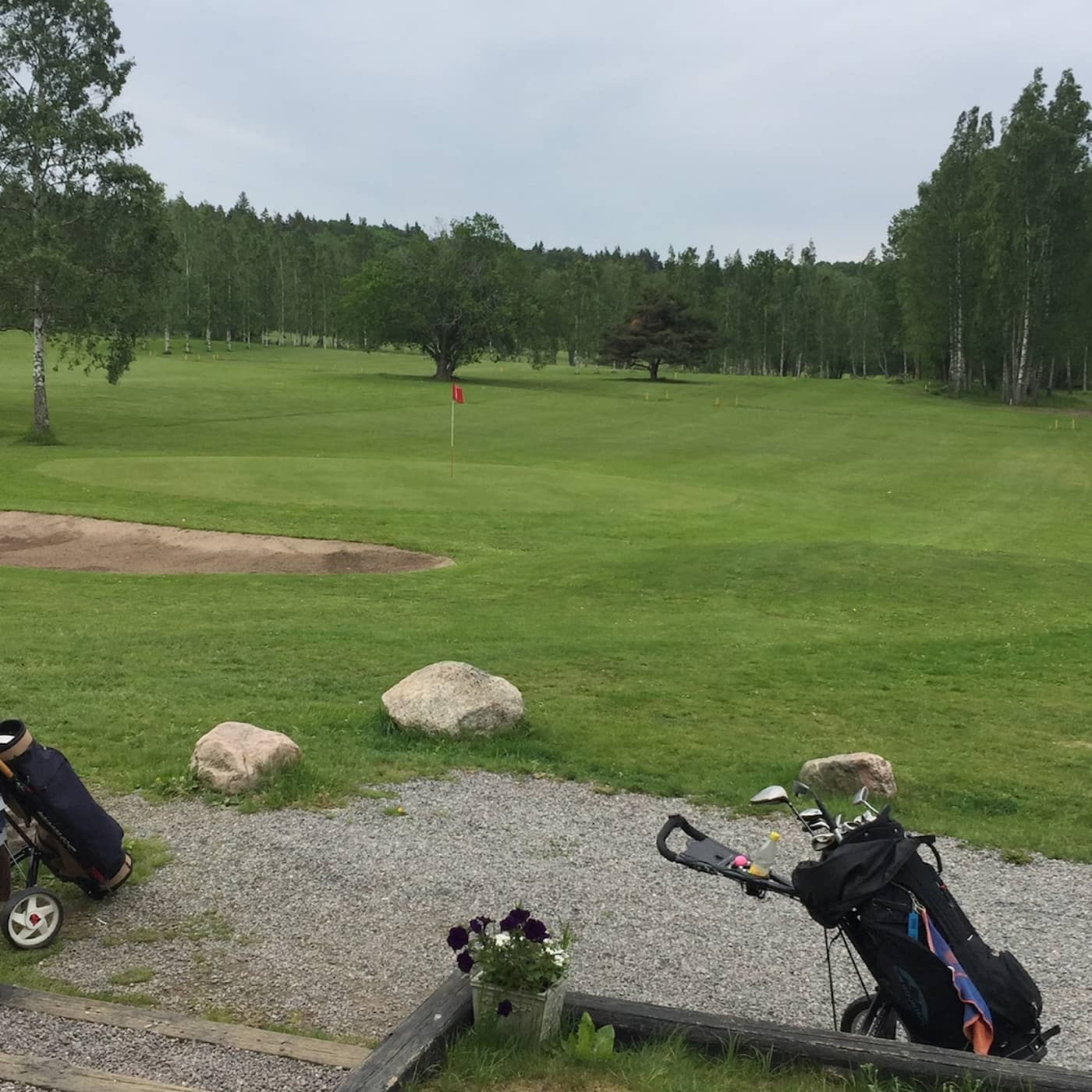 Fel hos Expressen om migrantläger på golfbana, svårt dilemma i terrorbevakning & Youtubers till attack mot Guldtuben artwork
