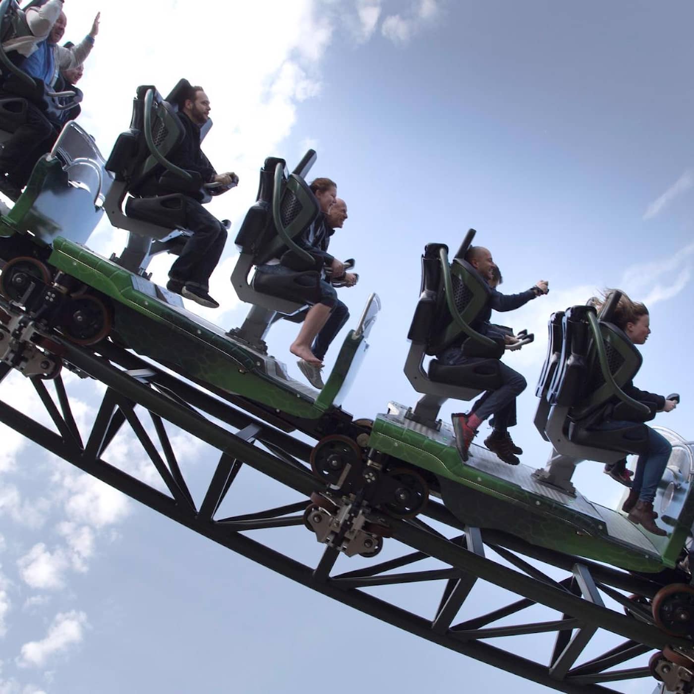 Felaktig nyhet om att EU vill förbjuda konstgräs, rena nyhetskarusellen på Liseberg, om att vara inbäddad journalist under Irakkriget artwork