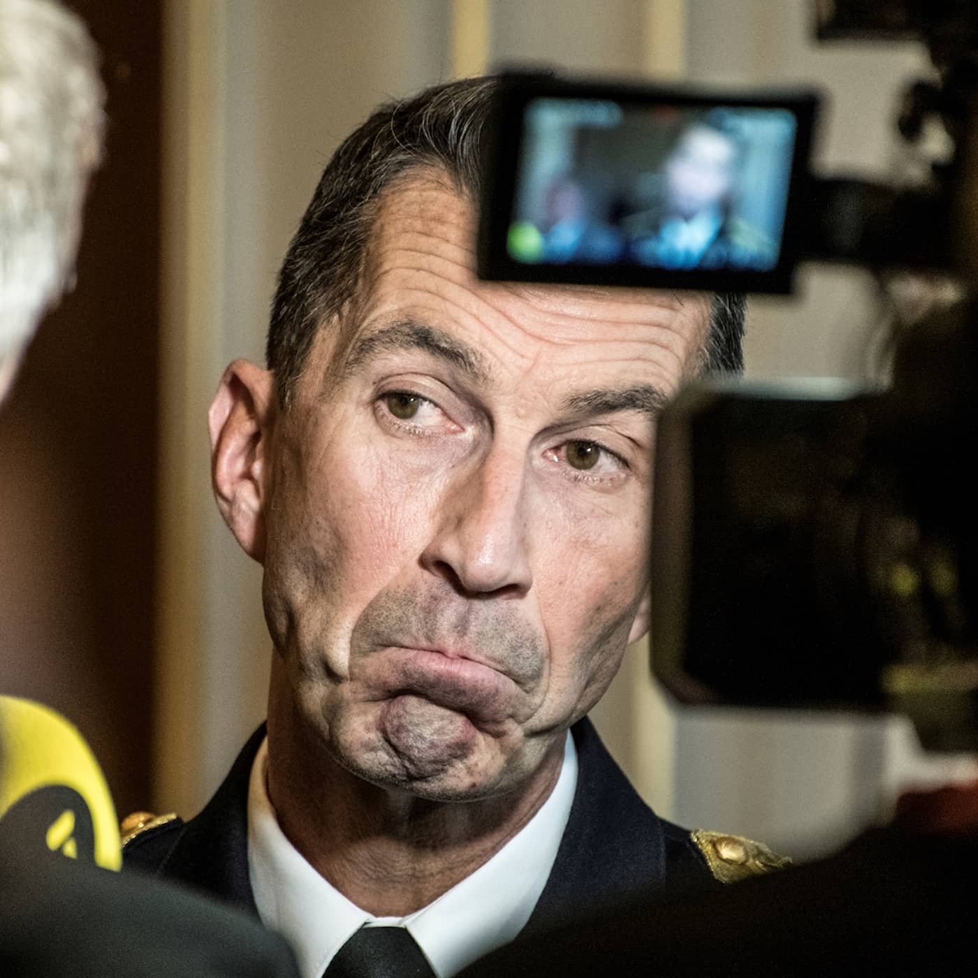Sågande tidningsrecension följdes av köpt mathyllning, ubåtsjournalistiken kommer aldrig till botten, talande högtalare tilltalar medier artwork