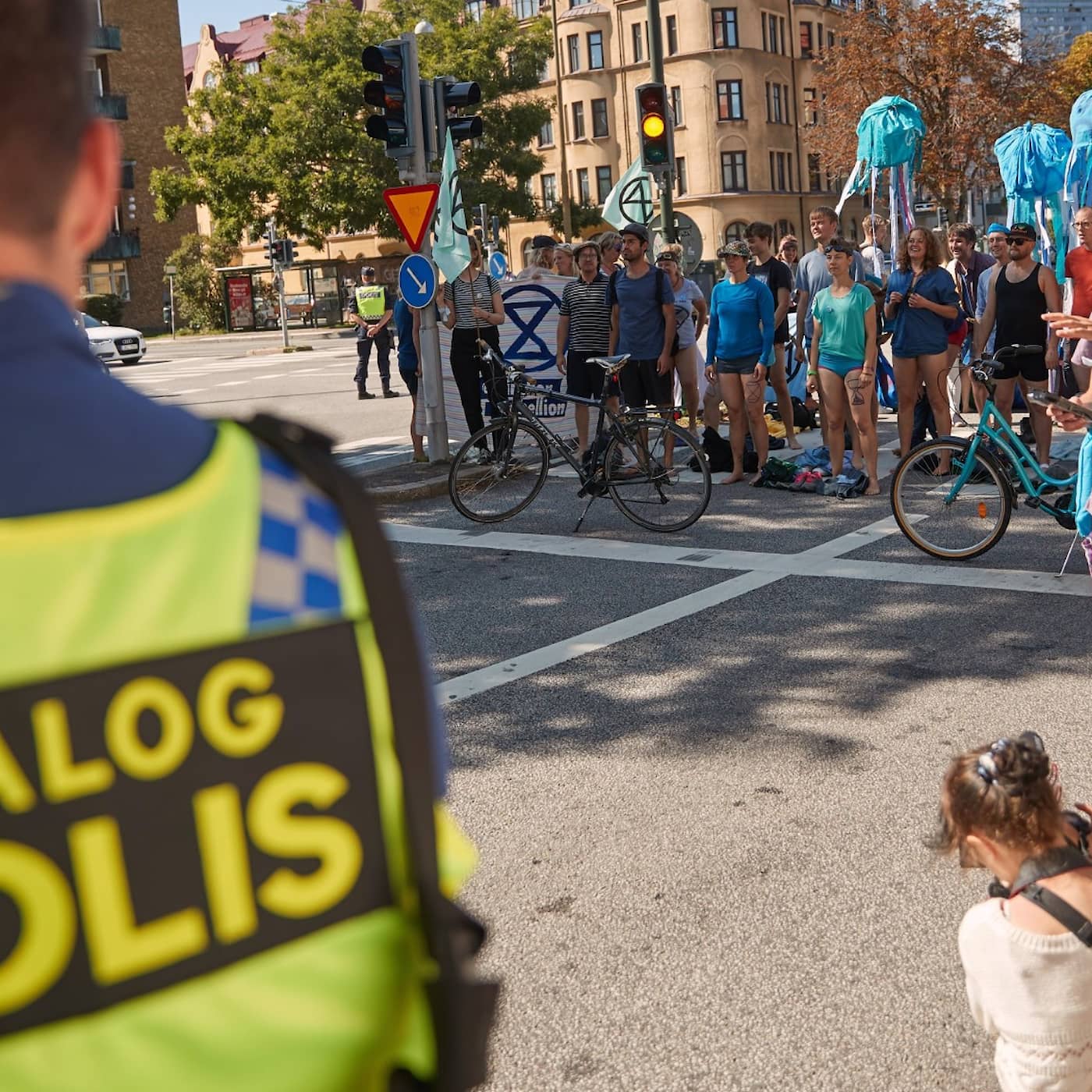 SVT-fotograf greps och kroppsvisiterades, utmanande tider för ekonomijournalister och Ola Sigvardsson om att medier bör namnpublicera mer artwork