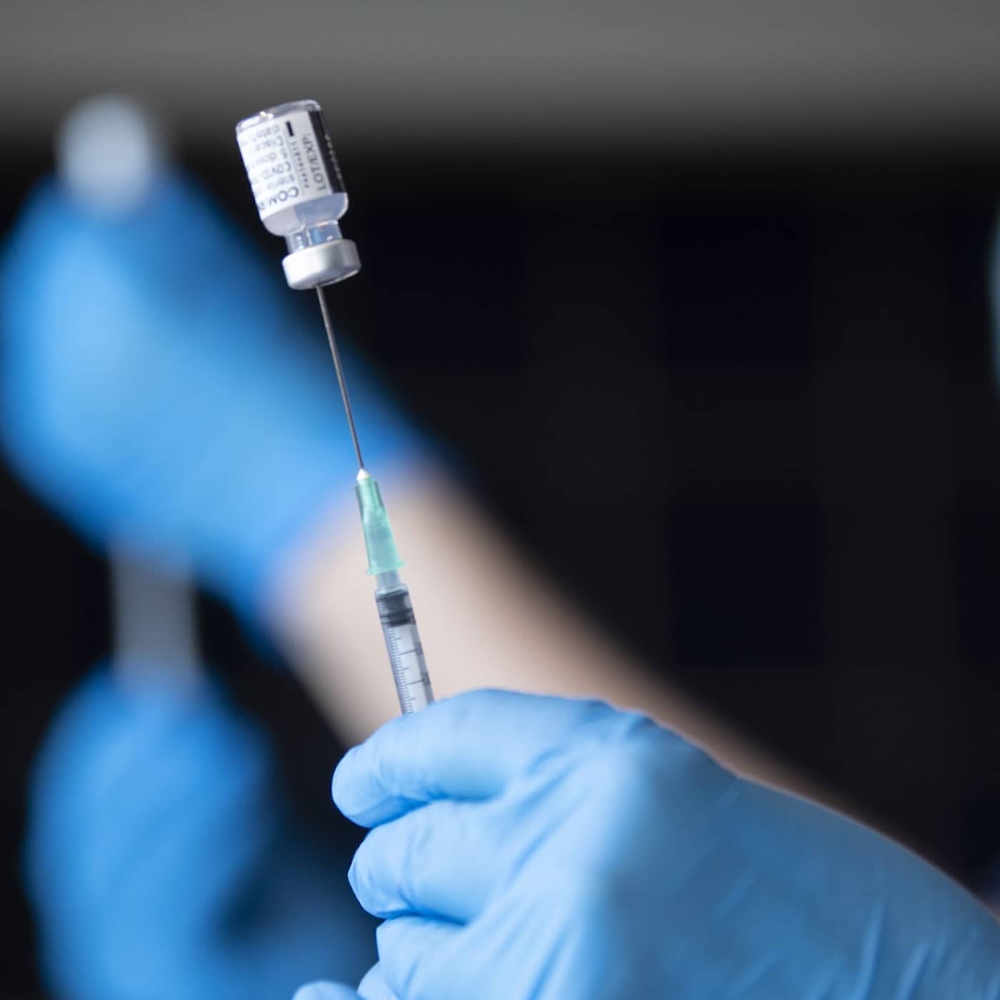SVT förvarnade misstänkta brottslingar och förvirrat icke-avslöjande om påstått vaccin-fusk i Ekot artwork