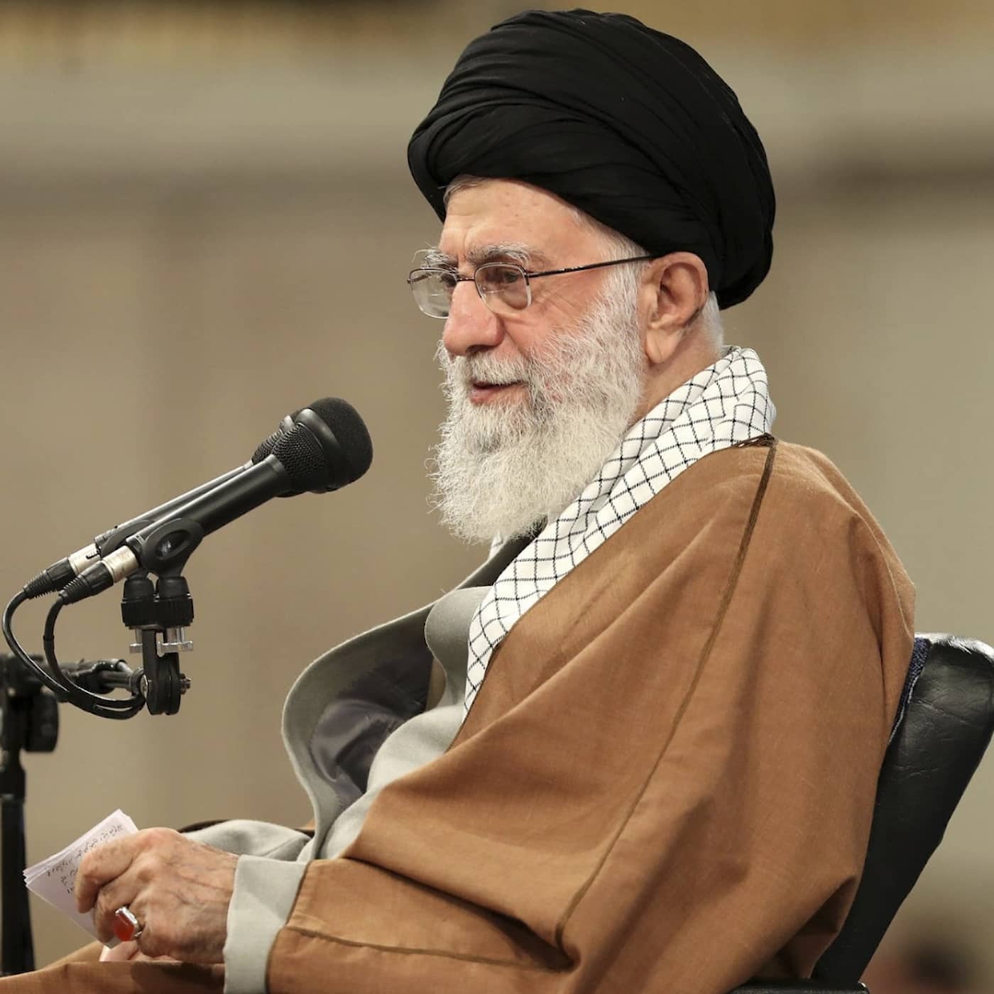 Protester mot SVT och TV4 för bevakning av protester i Iran, Kina på offensiven som global mediejätte, svensk citat-kultur på tvärs artwork