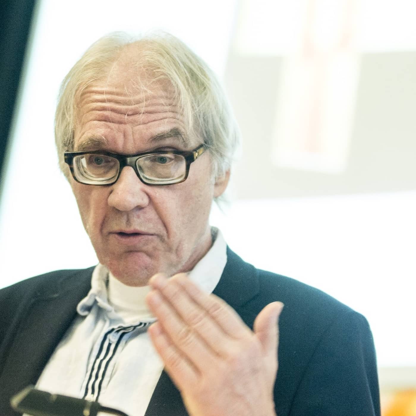 Bombmannens namn och bild delar svenska utgivare och journalisternas kluvna förhållande till Lars Vilks artwork