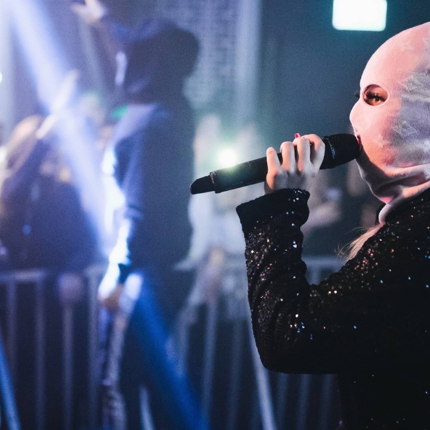 Uteblivna följdfrågor i dokumentär, filterlös sändning av pressträff och masker som får sitta kvar artwork