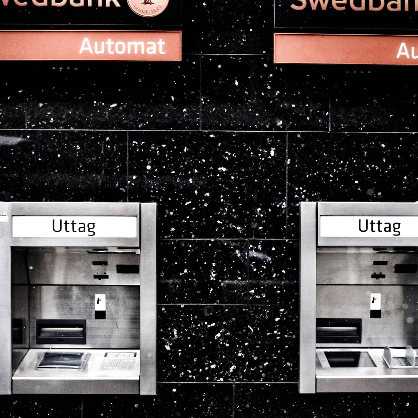 Svajig sociala medier-hållning och bakom bankomatbluffen artwork