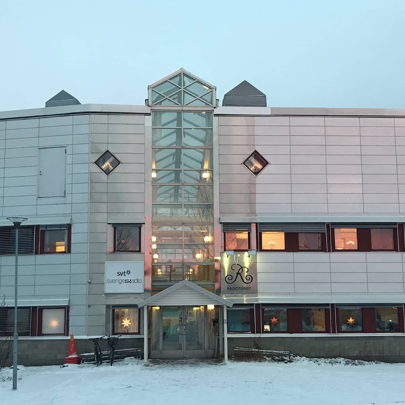 Radio- och tv-avgiften är skrotad – Vi berättar historien om Radiotjänsts uppkomst, liv och fall artwork