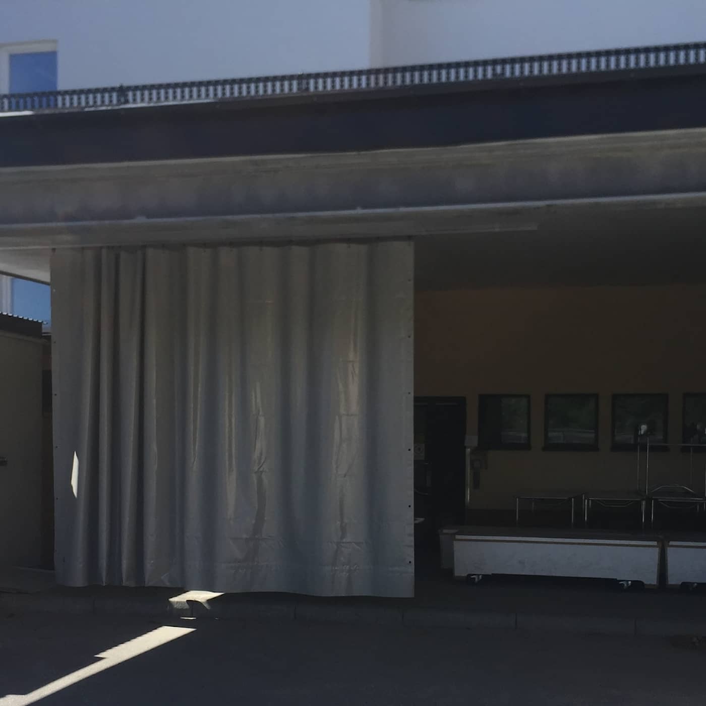 UNT spred bilden att bårhus förvarade kroppar på lastkaj, nätjättar i USA agerar mot hatiskt innehåll och Ebbe Carlsson-affären 1988 artwork
