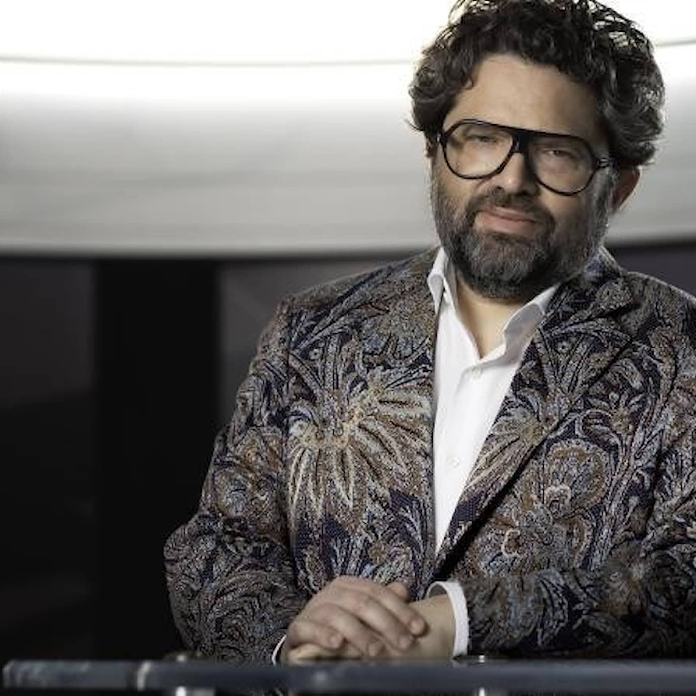Allt om nya EFN - fågel Fenix storsatsar i glitterkavaj men utan cowboyboots artwork