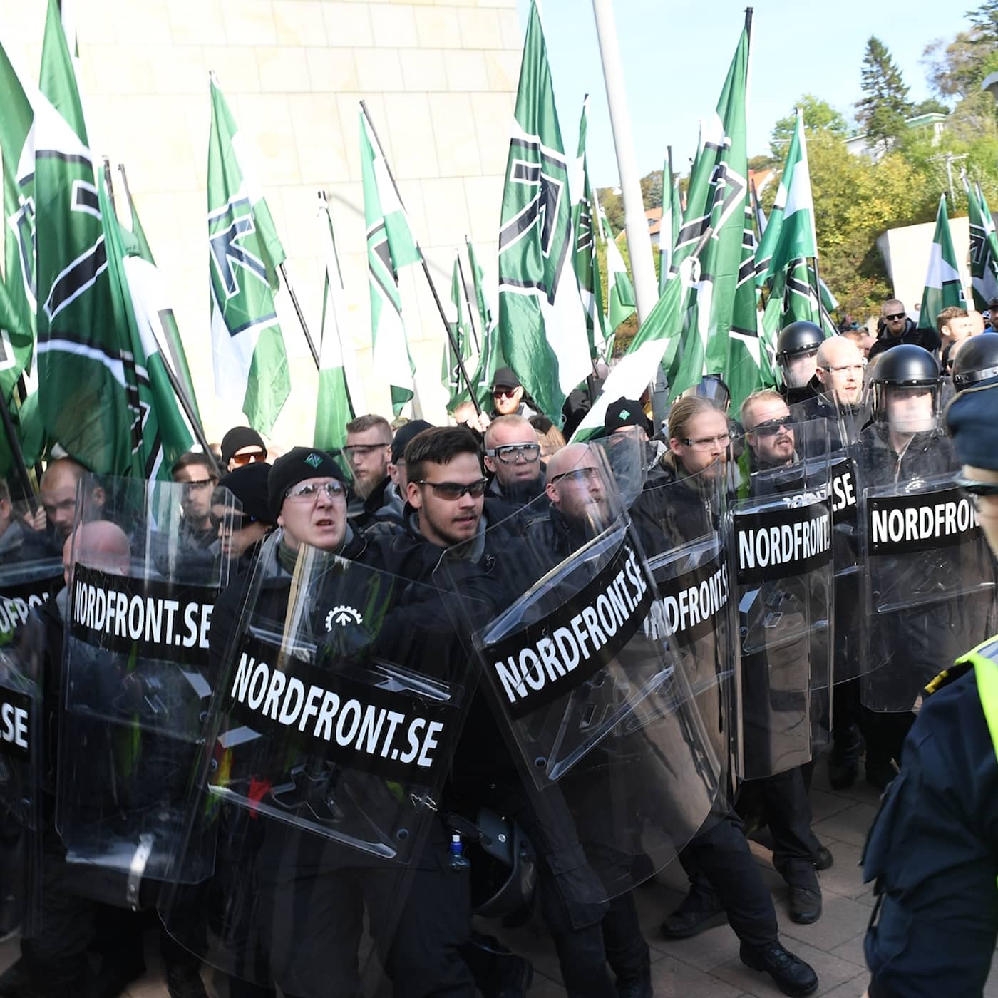 Propagandaliknande bilder och tveksam källa i nazistbevakning, SD bojkottar medier igen, färdigskrivna framtidstexter förutspår fel artwork