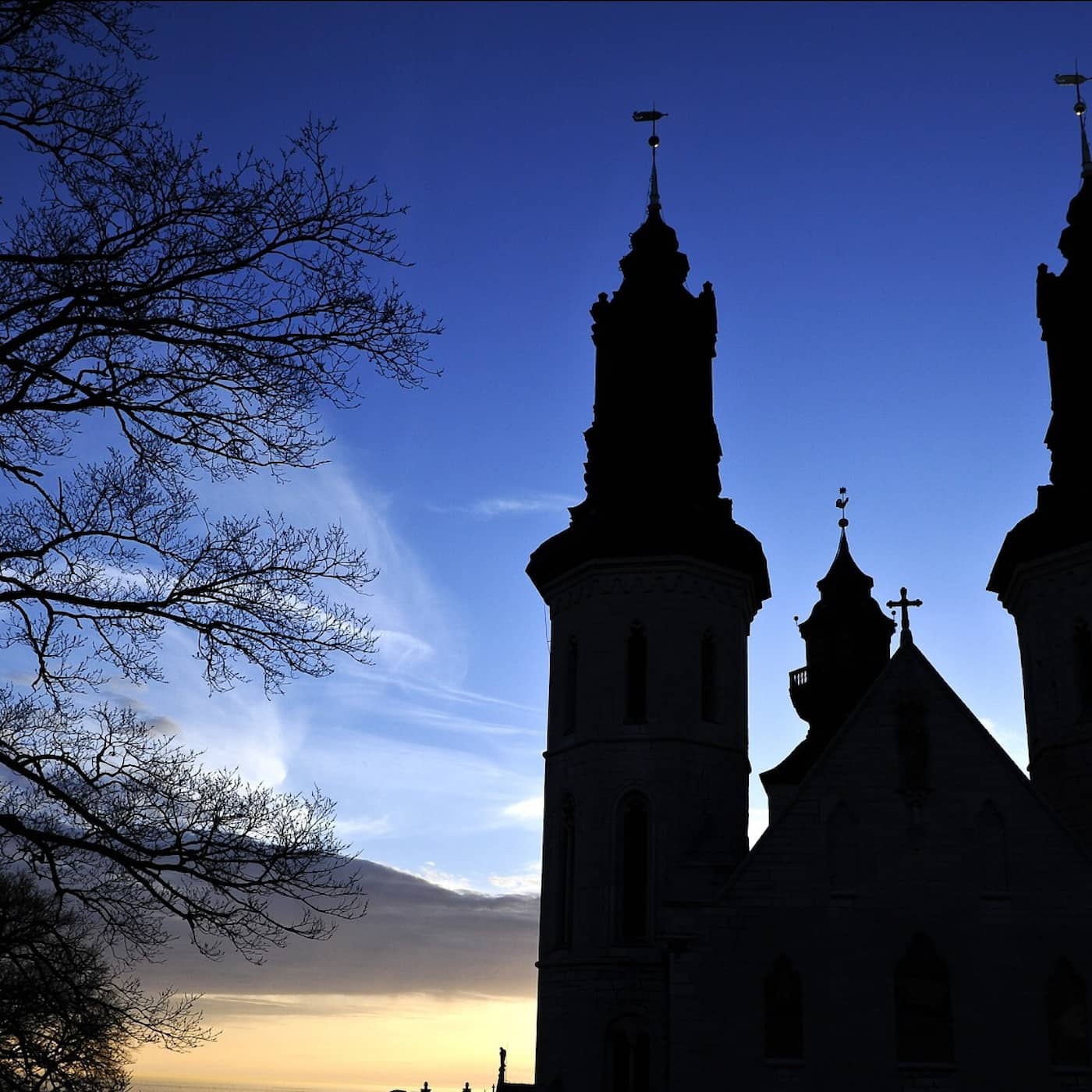 Medieetiken smittad av religiös morallära, lyssna på eller korsförhöra nazister och epostloggarnas bortgallrade tillvaro artwork