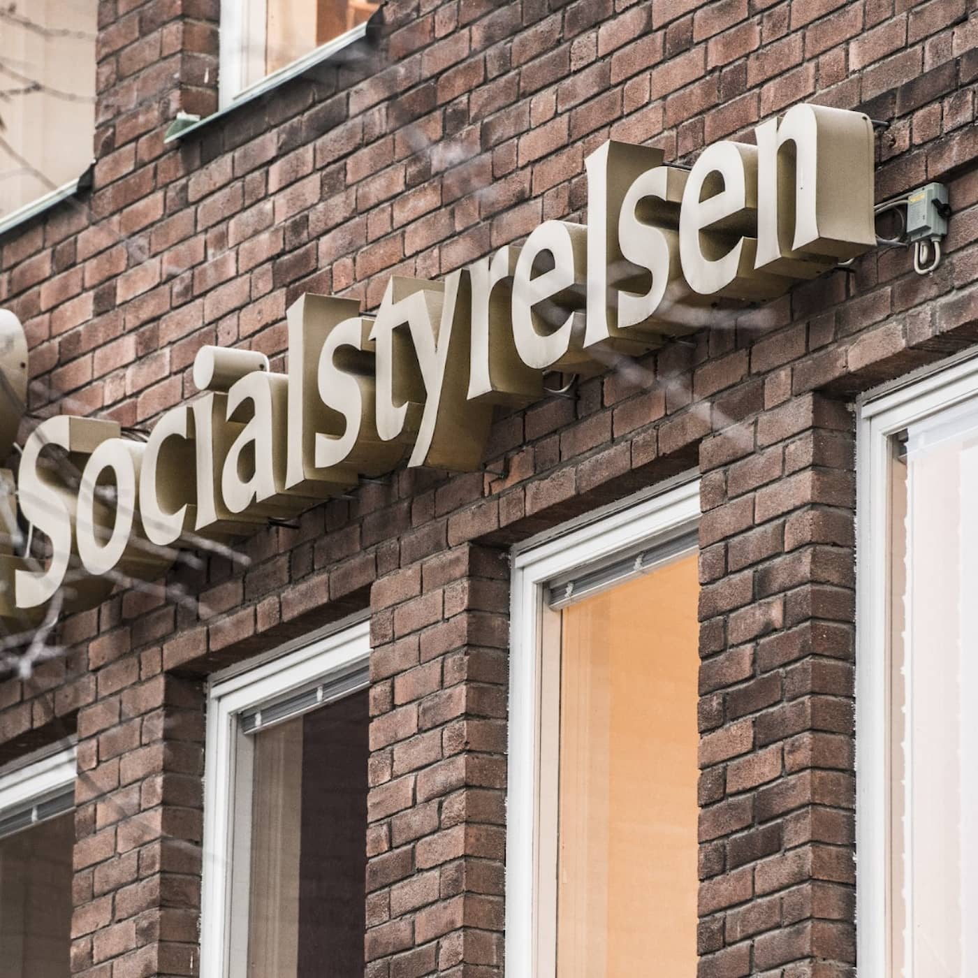 Aftonbladet hänger ut riksdagsman för klansamröre, Anklagande utpekanden i snåriga familjehistorier, Krislagar används för coronasekretess artwork