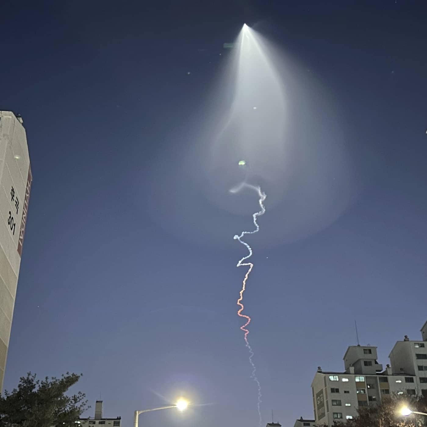 Handfull kommentarer blev "lovord" för nattvandring, schism efter kommungranskning, och UFO-journalistiken svävar in i finrummen artwork