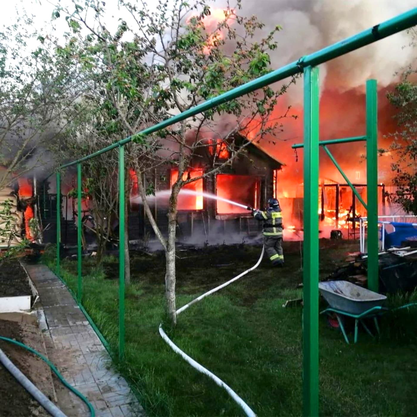 Putin and Zelensky meeting 'possible' & Ukraine strikes industrial plants across Russia artwork