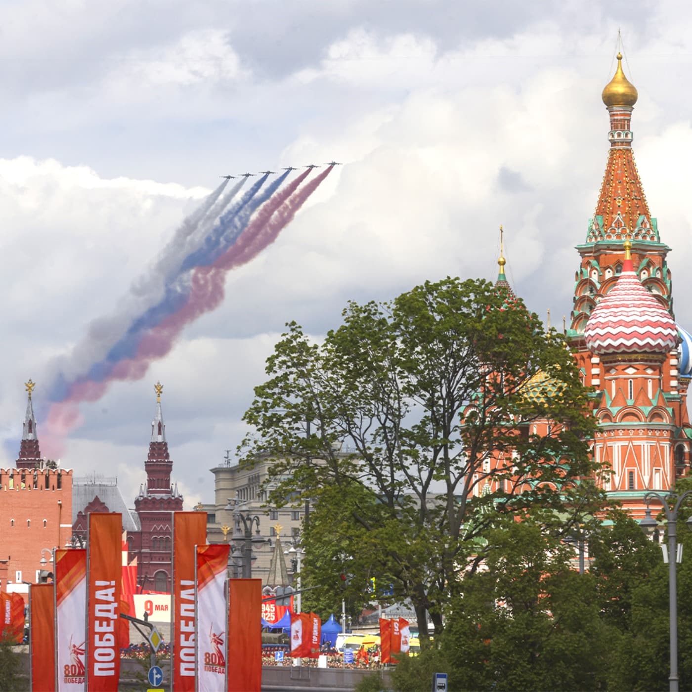 Putin’s war machine ‘burns’ as Russia strips frontlines to shield Moscow & Biden accuses Trump of ‘appeasement’ artwork