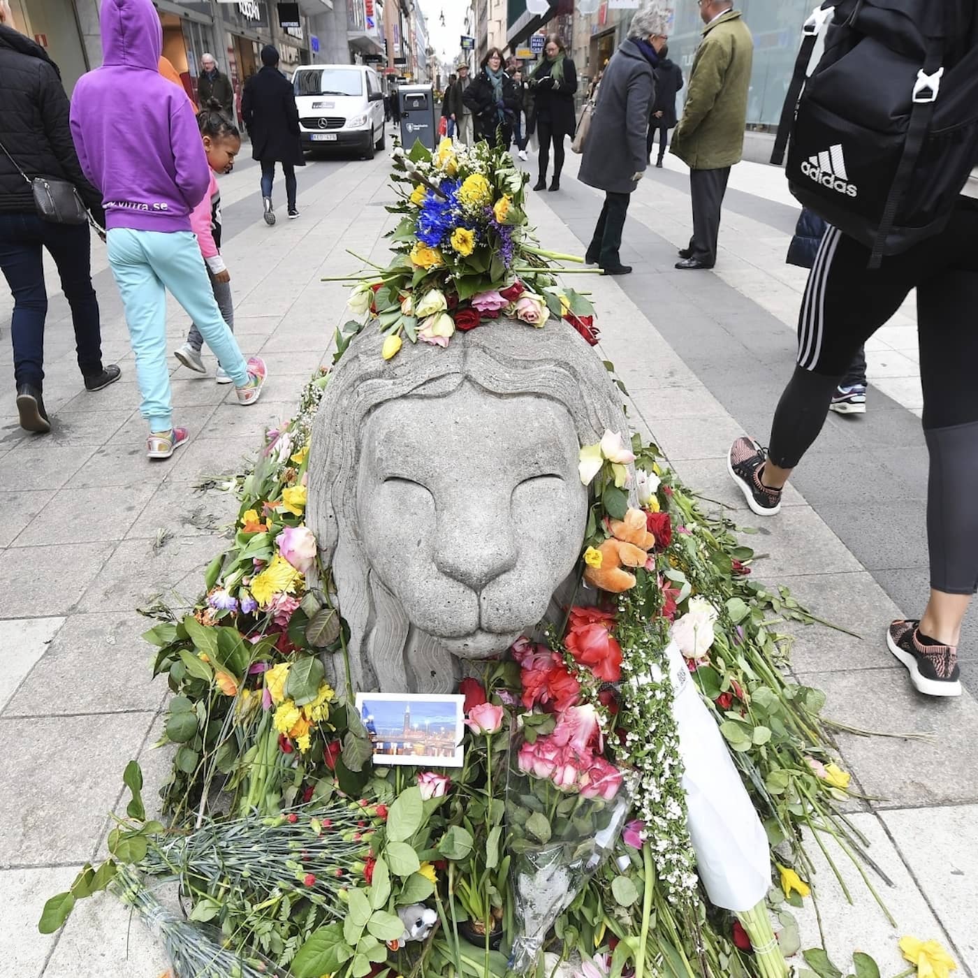 God morgon, världens årskrönika sammanfattar året som gått, Public Service blickar också tillbaks på år 2017 i sin egen årskrönika artwork