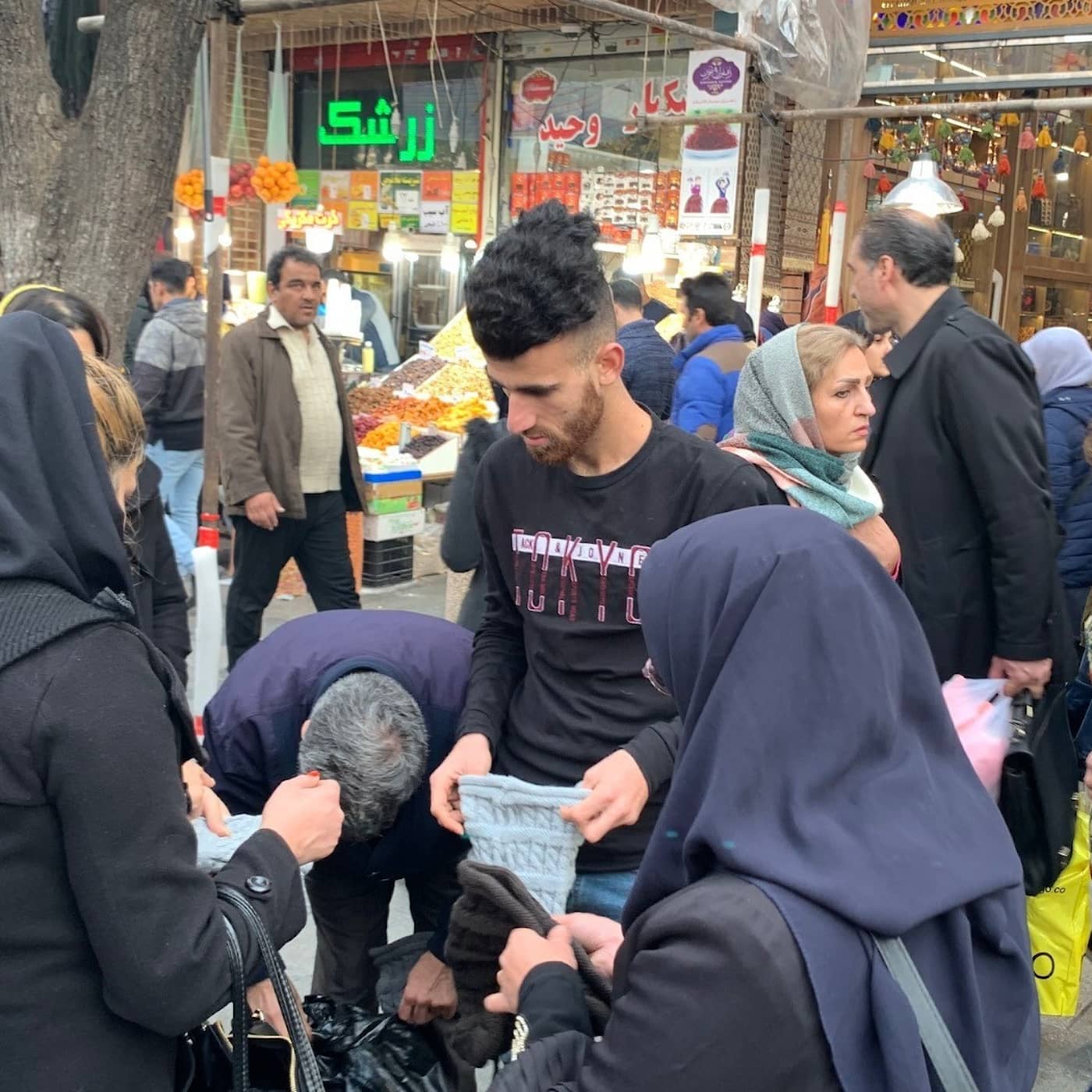 Pyrande missnöje i Iran, nödläge för klimatet, Osebol i rampljuset artwork