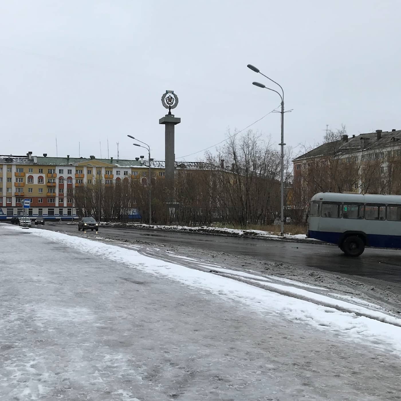 Sjunkande stad i nordligaste Ryssland. Politisk polarisering i USA , Sverige och Brasilien. Francos lik skapar Spanskt trauma. artwork
