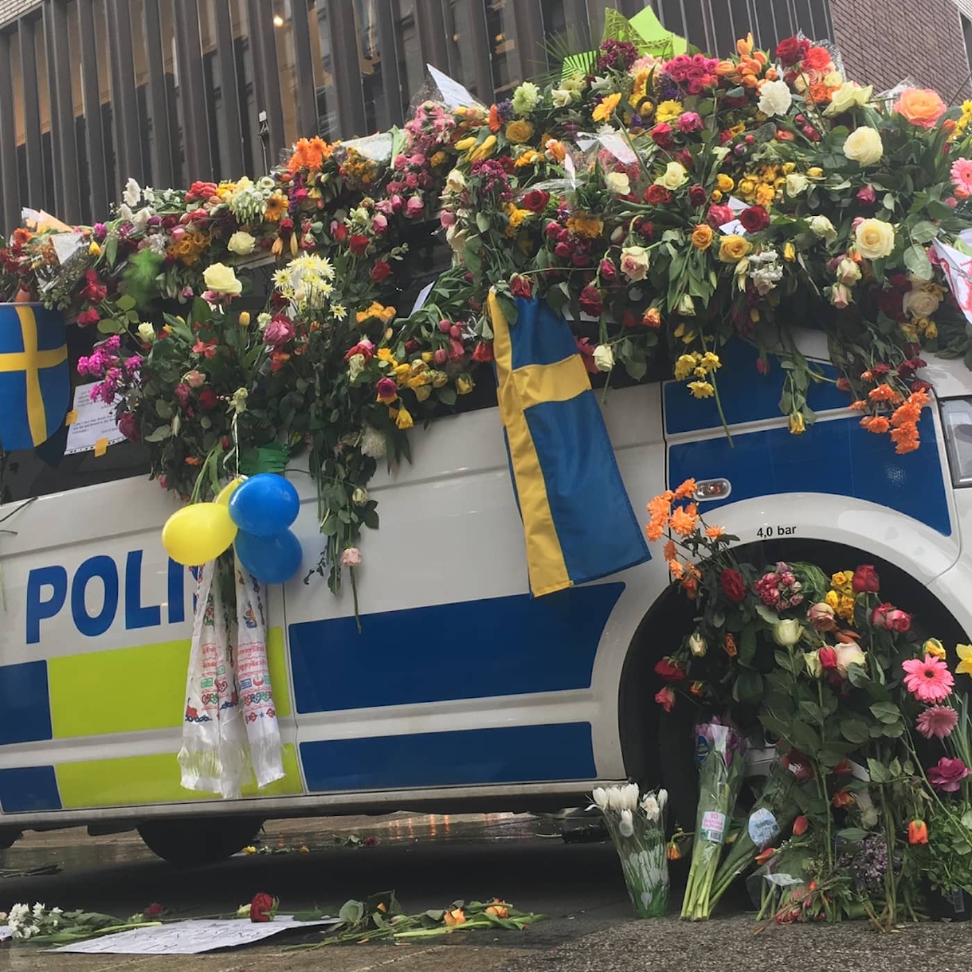 Minnesplats efter terrorattentat, politiker vill skärpa straffen, flygvägran och det svenska Mello-konceptet exporteras till Storbritannien. artwork