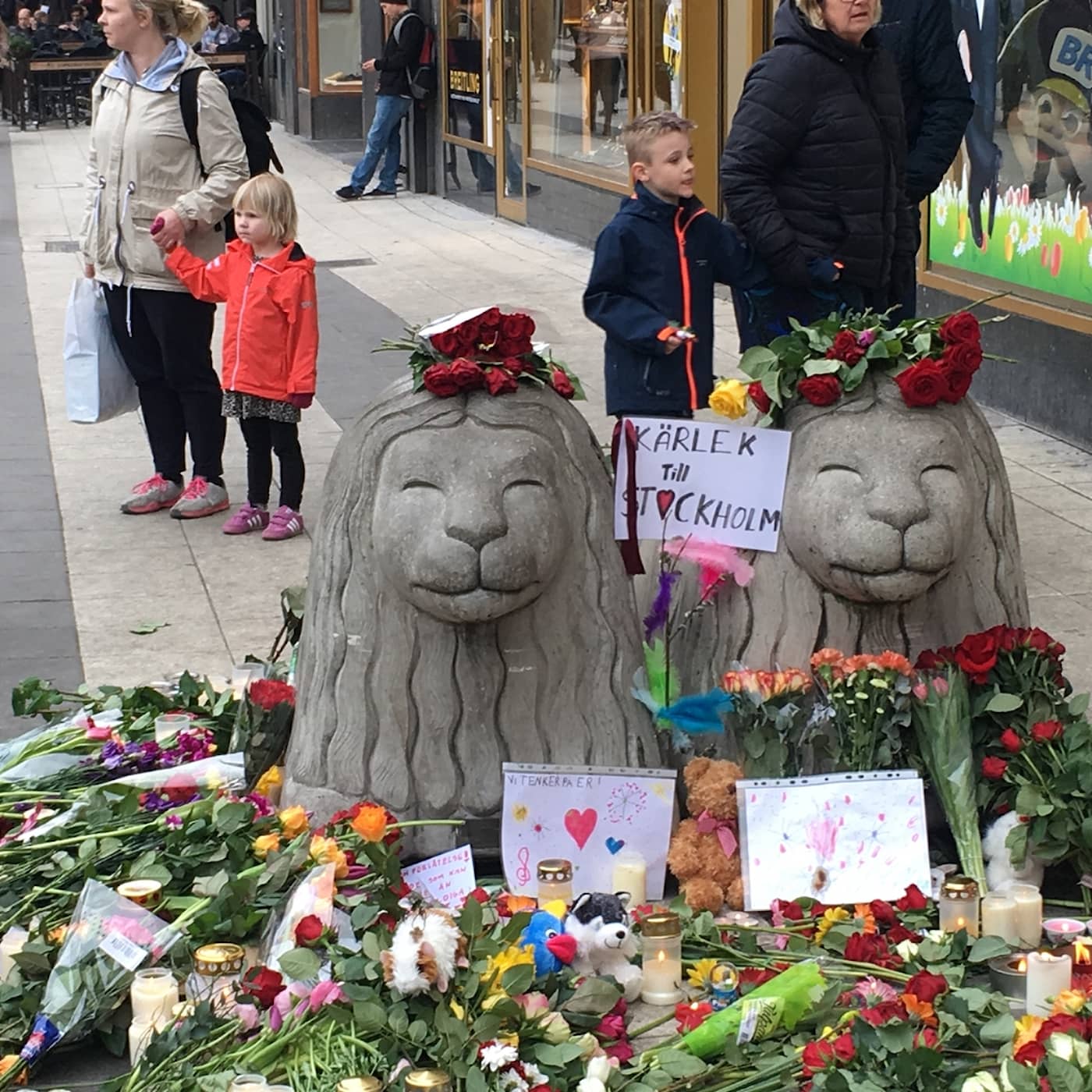 Sverige efter misstänkta terrordådet i Stockholm - Världen efter USA:s missilattack mot Syrien artwork