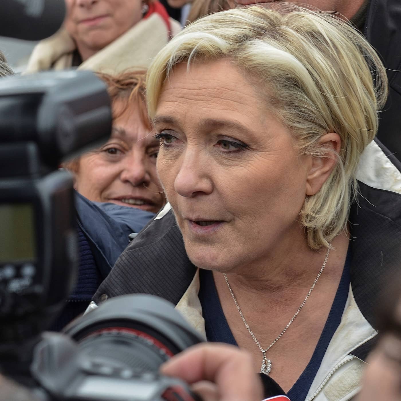 Marine Le Pen och medierna, 100 dagar med Trump, mysteriet med den försvunne affärsmannen i Thailand... artwork