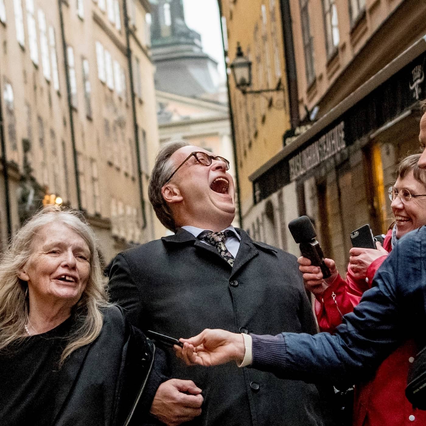 Inget Nobelpris i litteratur i år, Libanonval, tysk ombudsman mot antisemitism, Macron 1 år som Frankrikes president och om Guds betydelse artwork