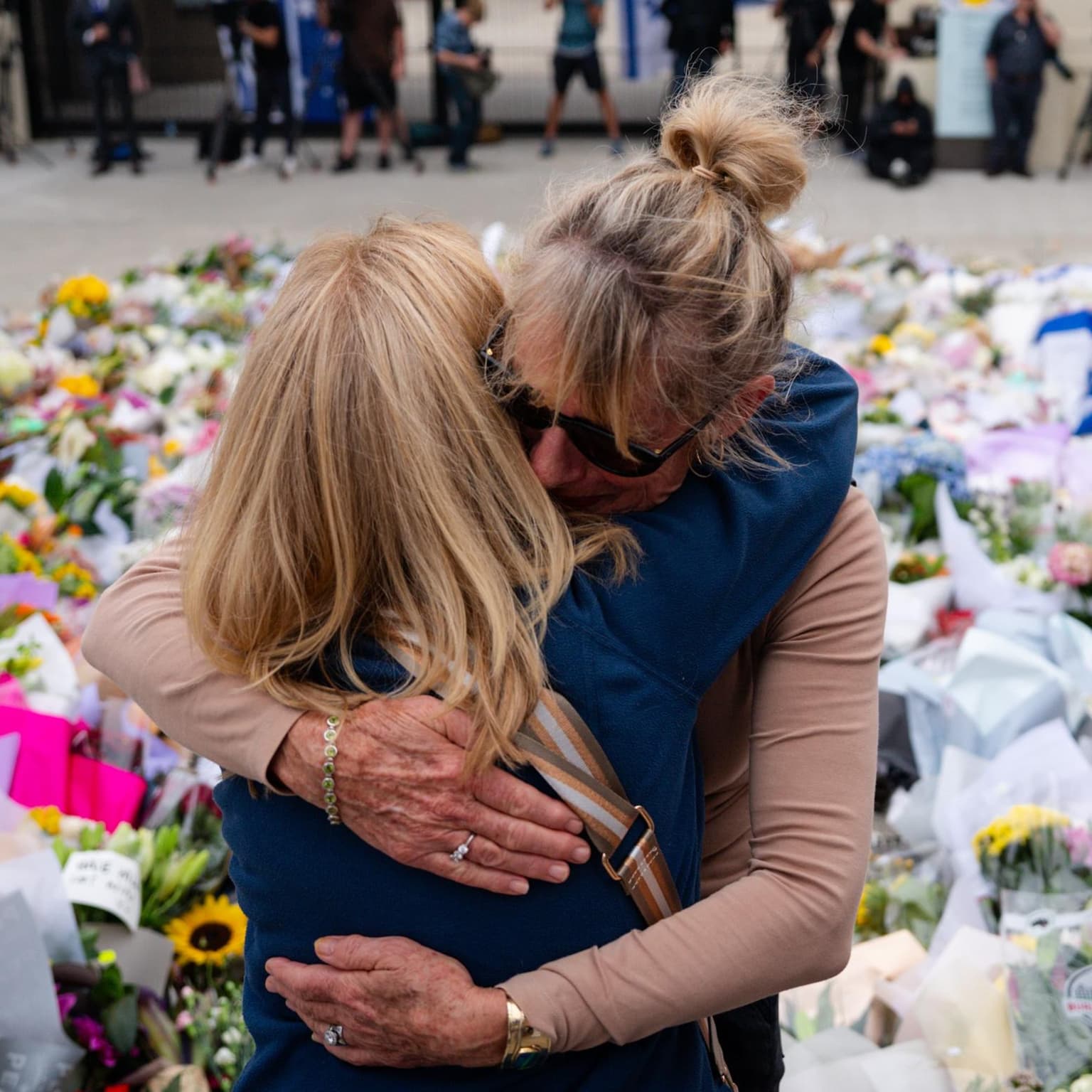 Horror and heroism in Bondi: what we know about the antisemitic terror attack – The Latest artwork