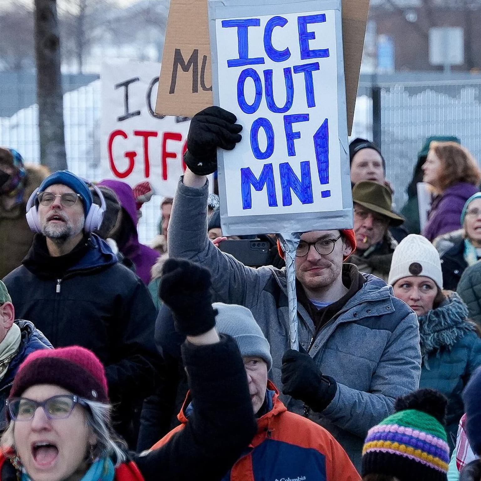Minneapolis shooting: US on edge after woman killed by ICE agent – The Latest artwork