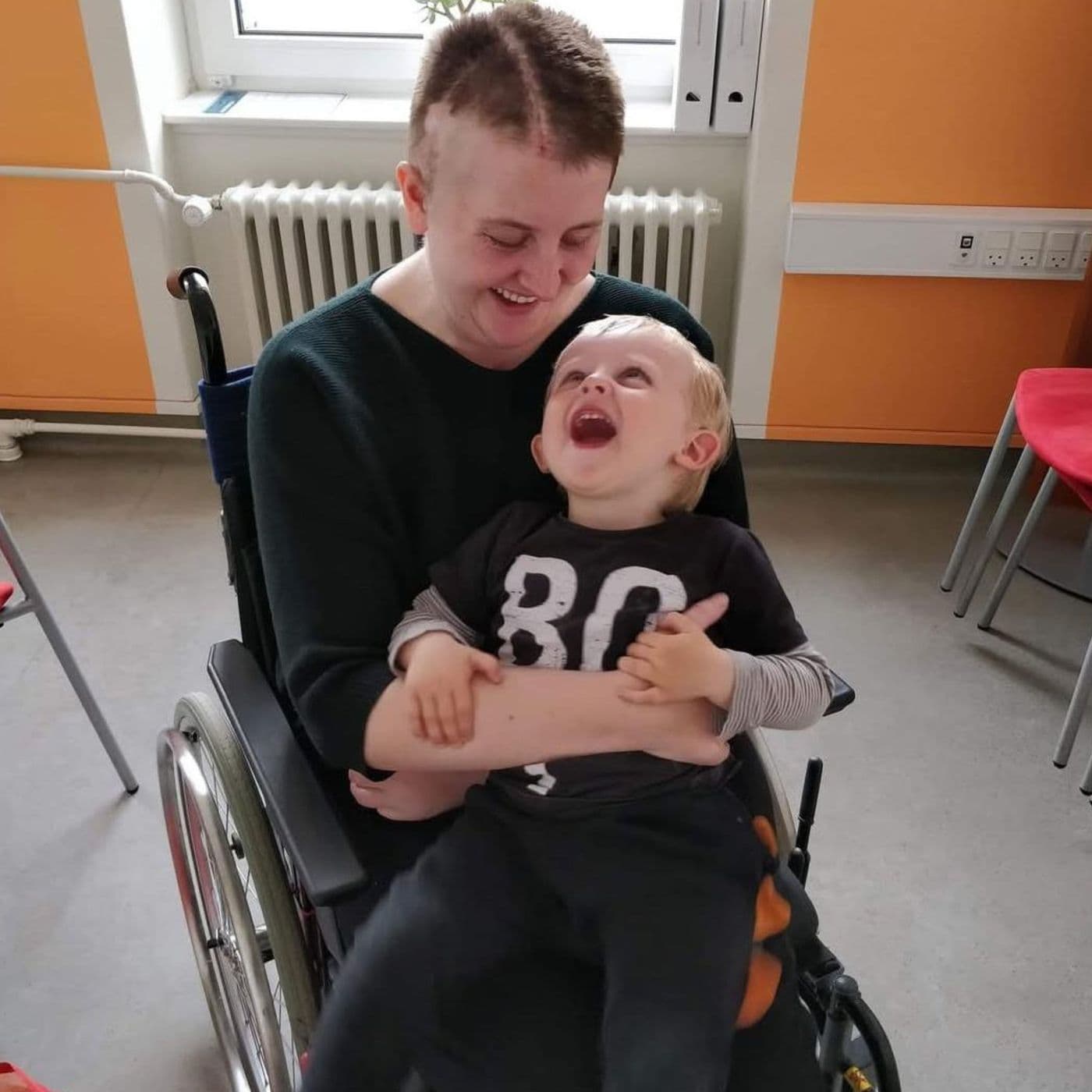 Mia fik en hjerneblødning og blev isoleret fra sin søn og forlovede under Corona: "Det var så hårdt!" artwork