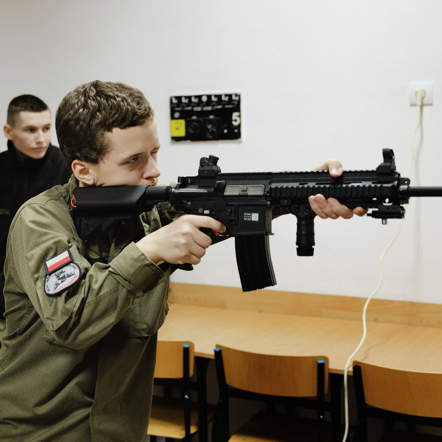 Skoleelever går i militæruniform: Lærer at skyde og nedkæmpe droner artwork