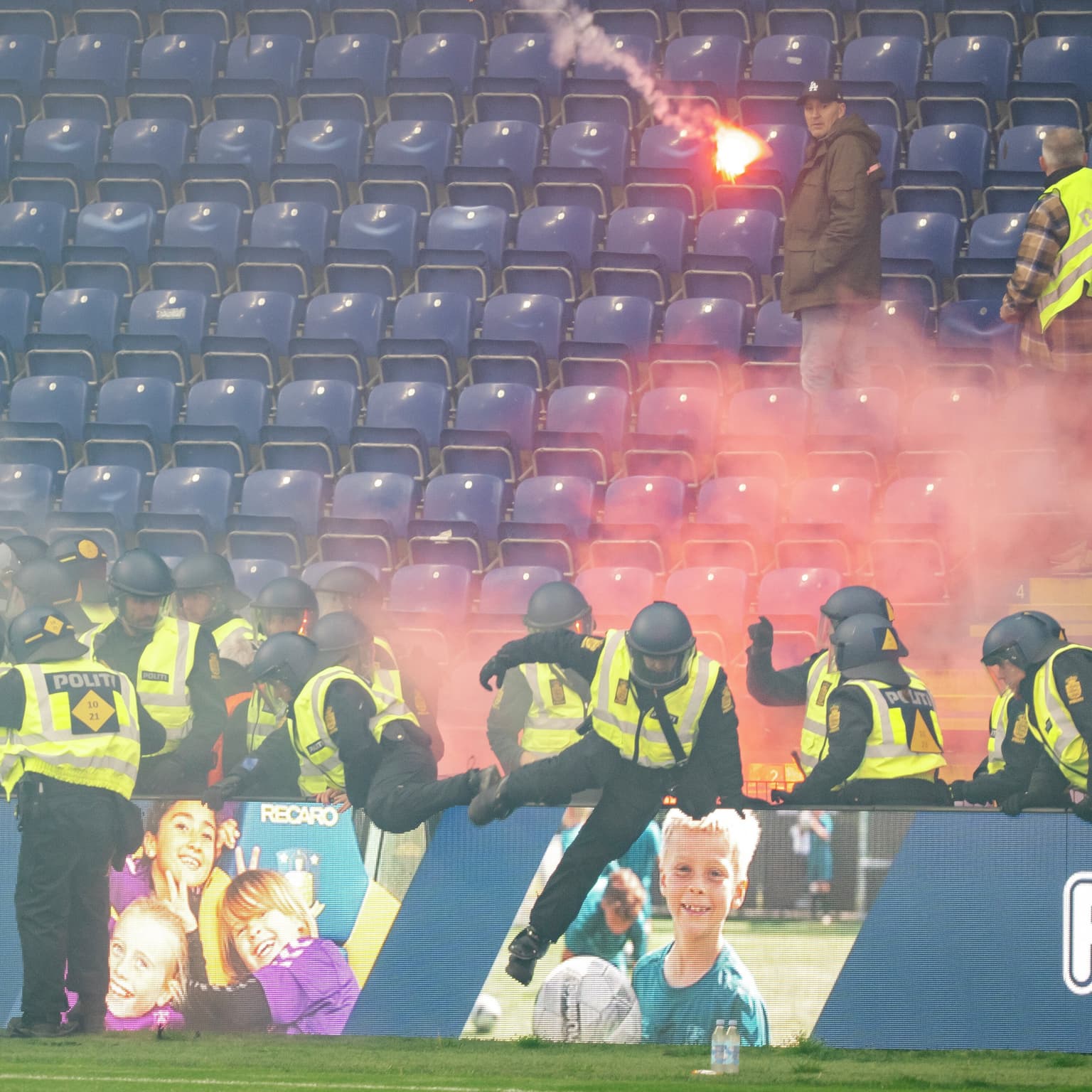 »Det er trygt at gå til fodbold i Danmark« artwork