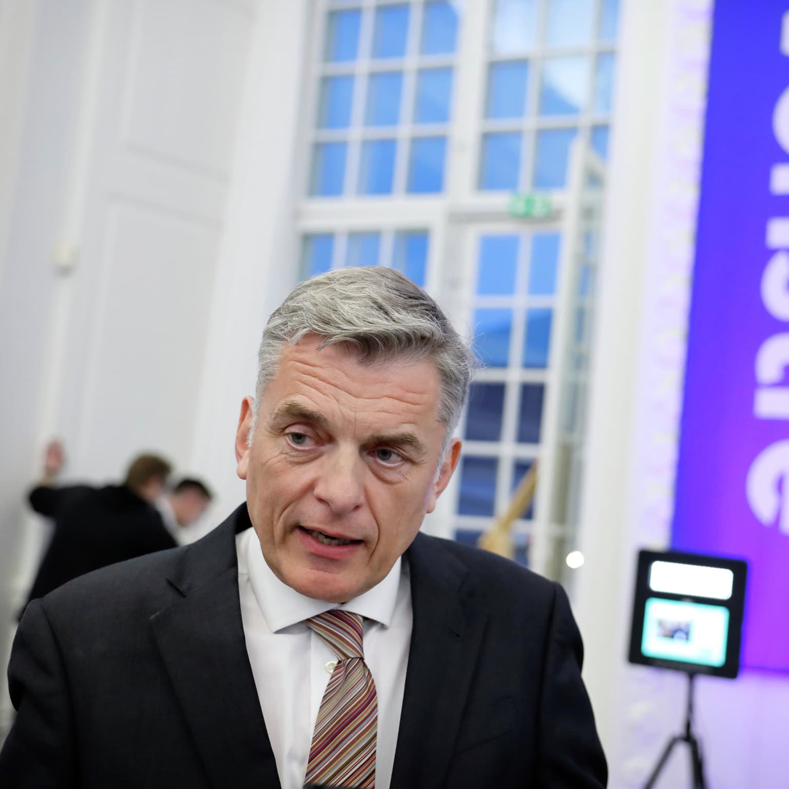 Jan E: S og V har slået hinanden ihjel artwork