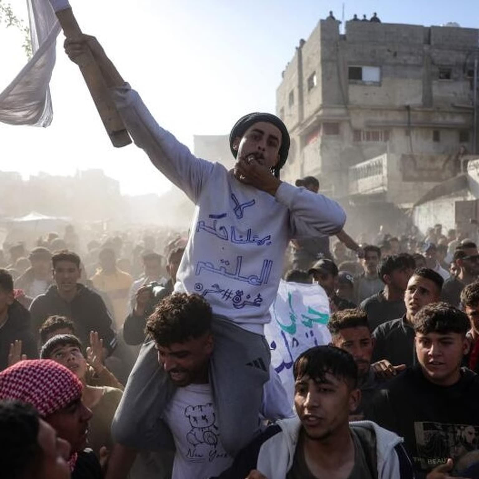 Hvide flag og protester i Gaza: »Ud. Ud. Hamas ud« artwork