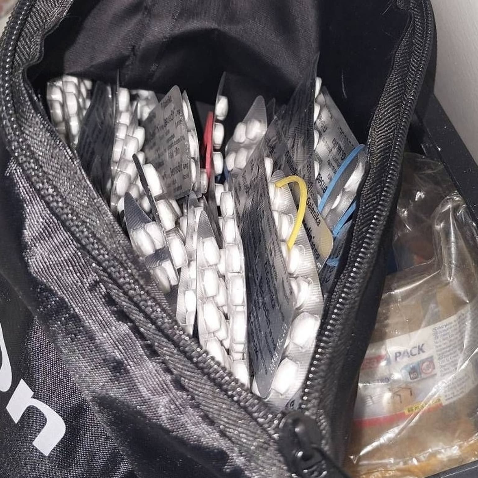 Hvordan får pusherne fat i lovlige opioider? artwork