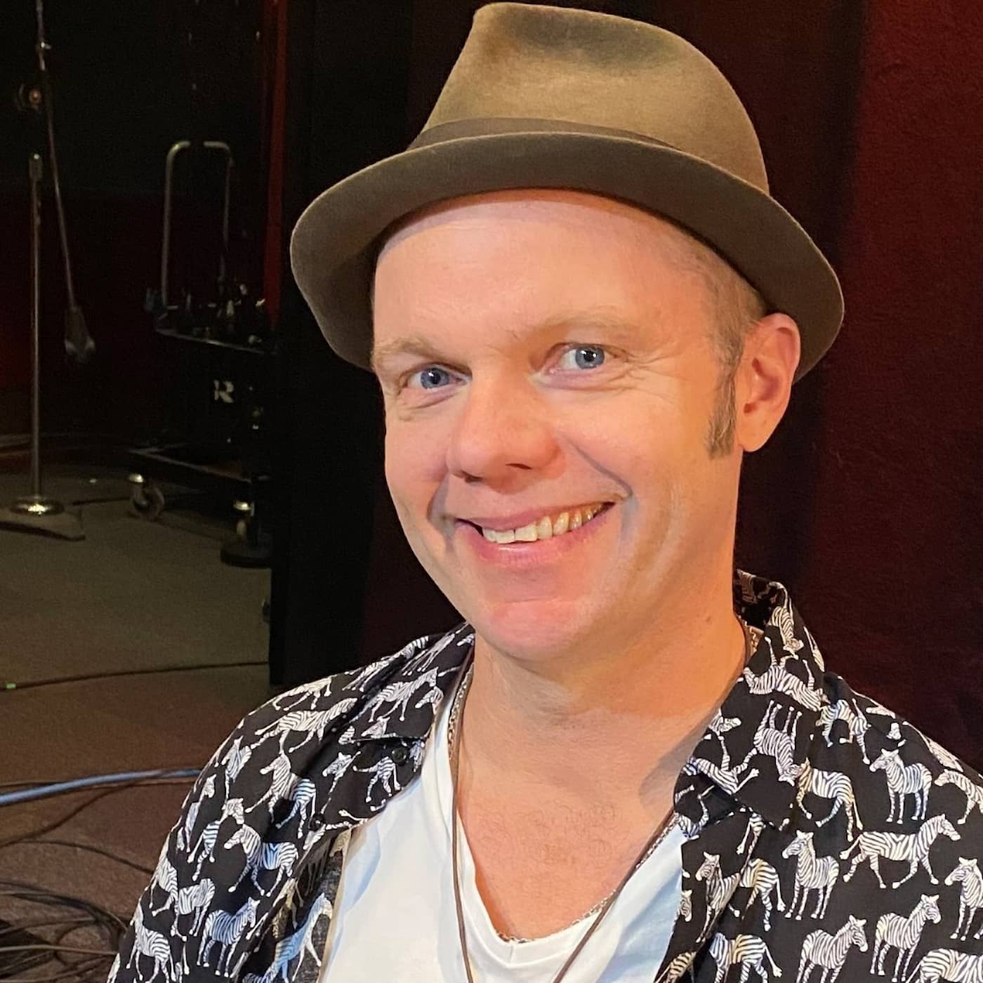 Därför sminkar sig Olof Wretling till clown inför sänggåendet artwork