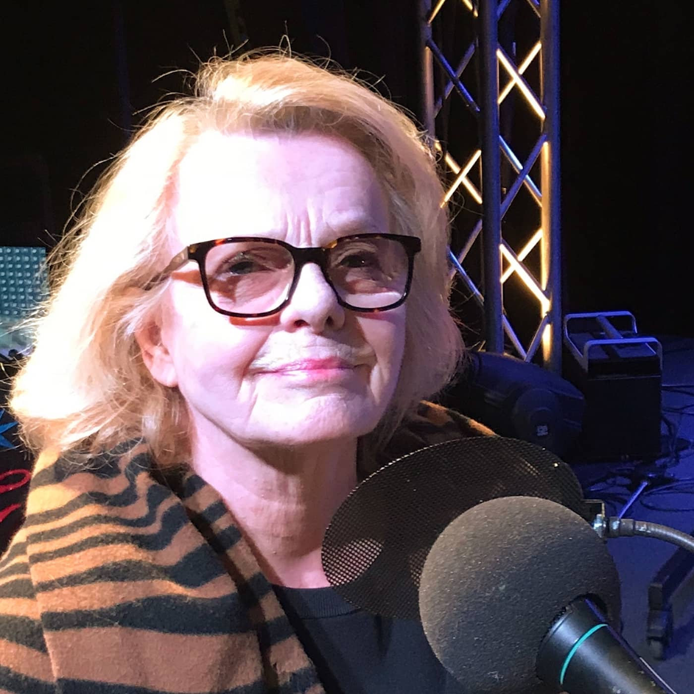 Marie Göranzons halvbra husmorstips för att dölja rödvinsfläckarna artwork