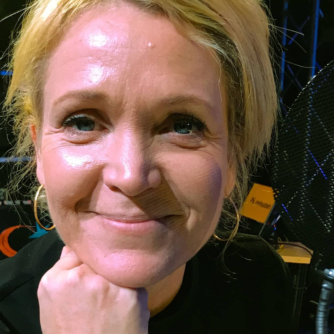 Kattis Ahlström spelar "jag-är-ny-kortet" med bravur artwork