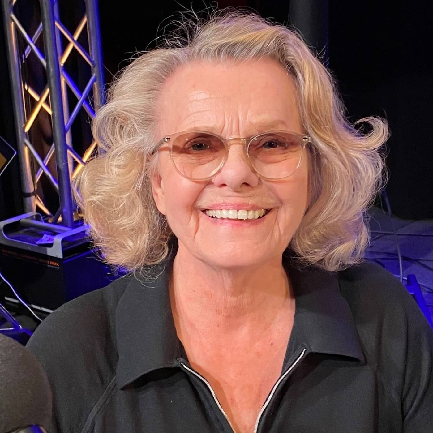 Marie Göranzon tycker att alla tegelpannor borde bytas ut mot laxfilé artwork