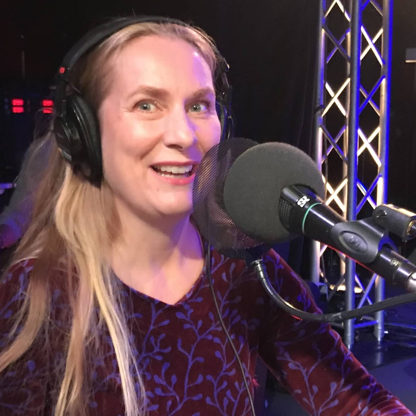Annika Lantz spelar flöjt med köttcymbaler artwork