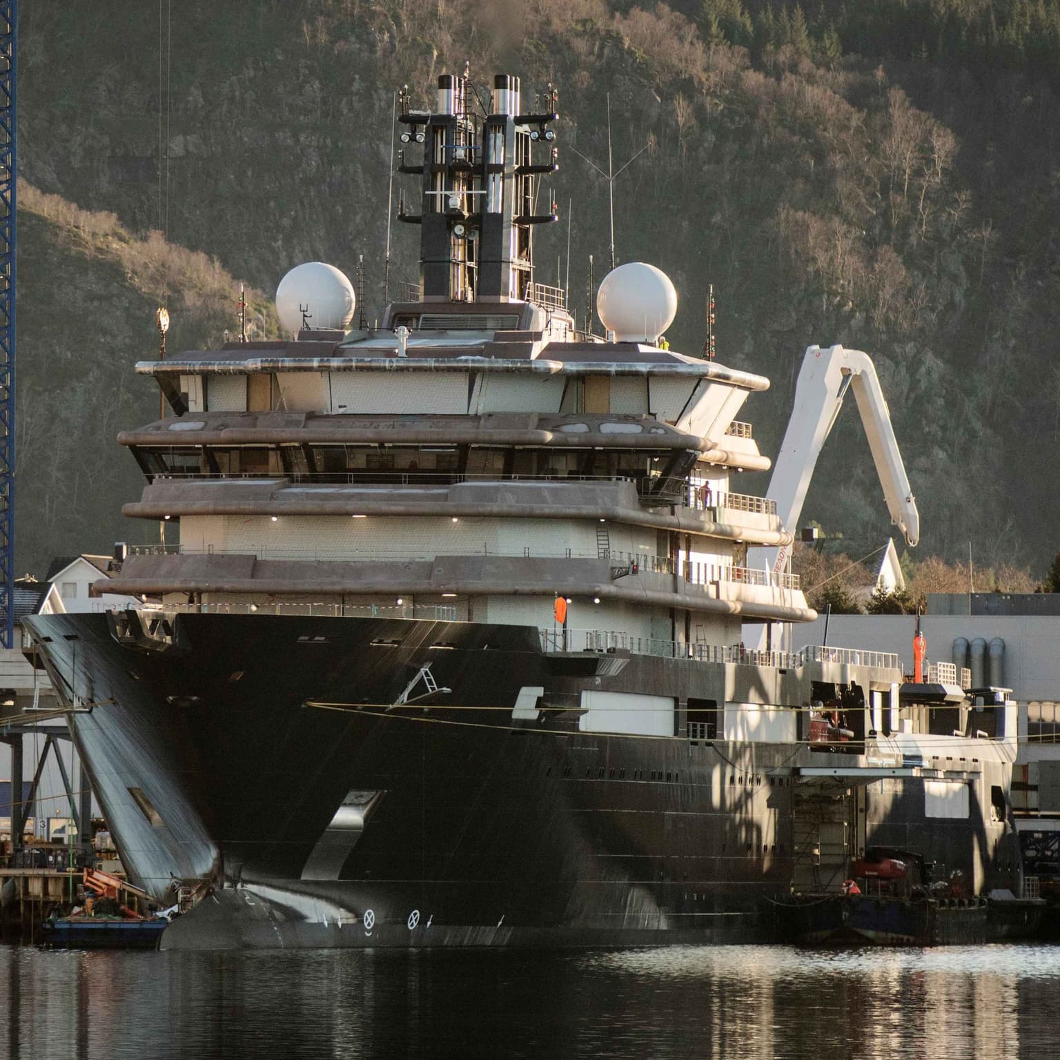 På innsiden av Røkkes superyacht artwork