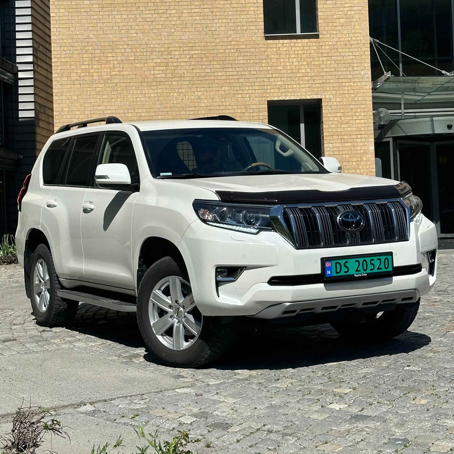 Bonus: Land Cruiser da og nå artwork