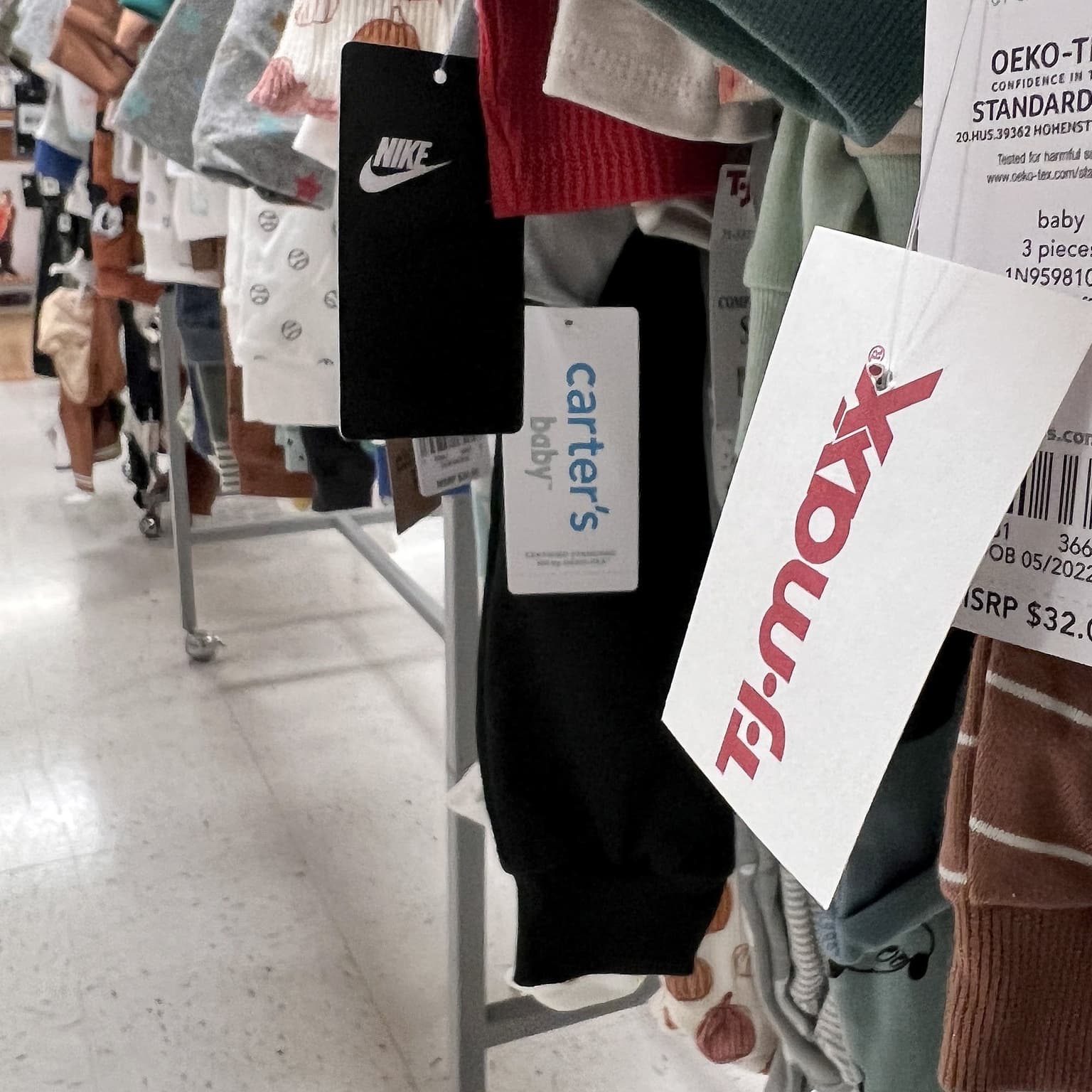 Off-price retailers shine as consumer moods sour artwork