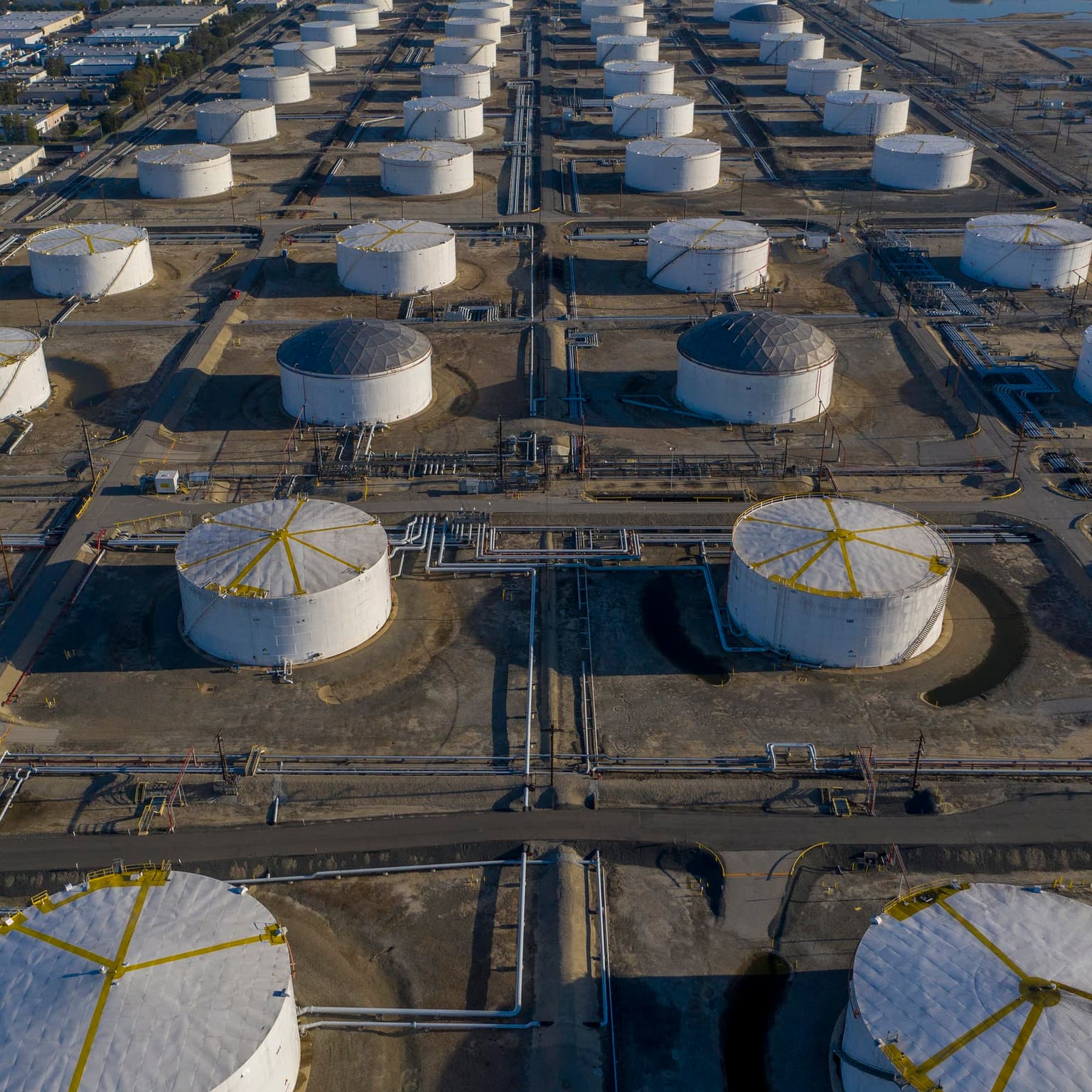 U.S. oil inventories fall to a 22-year low artwork