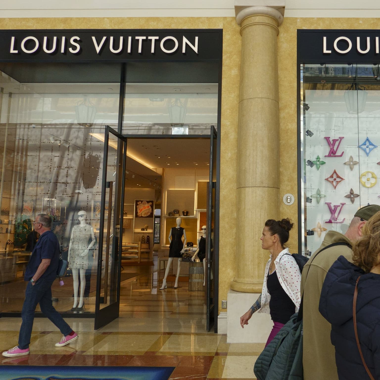 As many shoppers scrimp and stress, the wealthiest splurge artwork