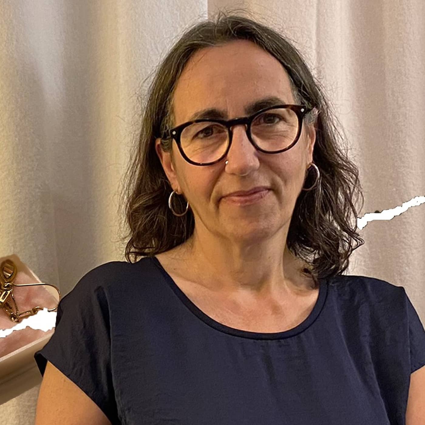 Örhänget ledde Ulrika till hennes biologiska mamma artwork